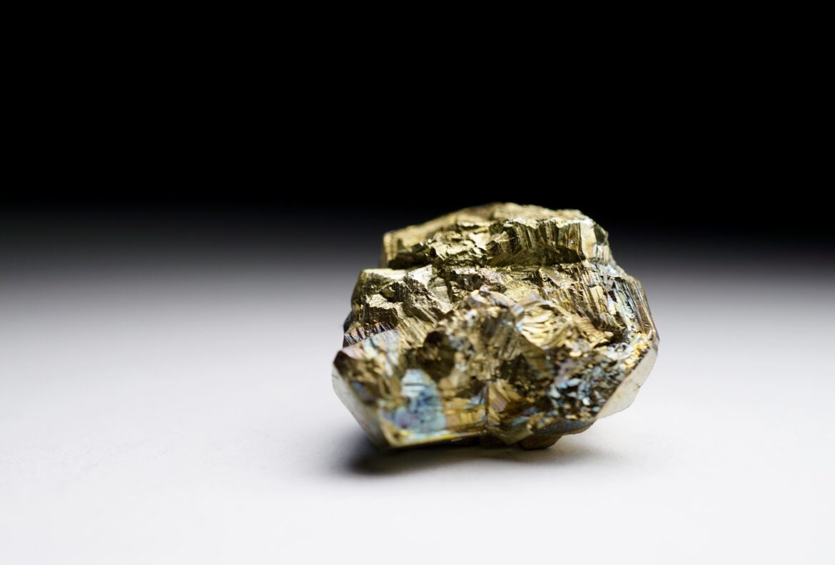 Pirite, a cosa serve e come funziona la pietra simbolo di energia, protezione e abbondanza