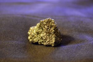 Pirite, a cosa serve e come funziona la pietra simbolo di energia, protezione e abbondanza