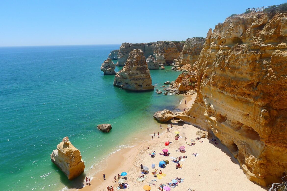 5 posti da vedere in Portogallo almeno una volta nella vita. L’itinerario perfetto tra Algarve, scogliere e spiagge da sogno 5 posti da vedere in Portogallo almeno una volta nella vita.